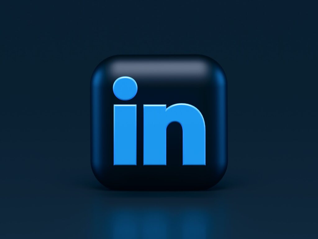 logo de LinkedIn posé sur une boite d'écouteur sans fil noir 